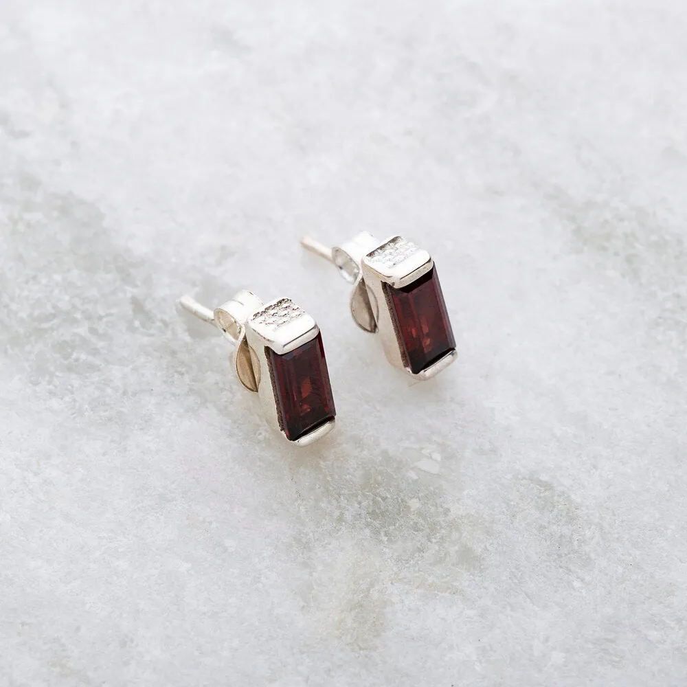 Kia, Garnet Studs