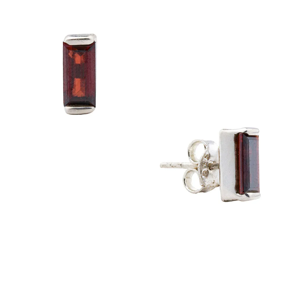 Kia, Garnet Studs