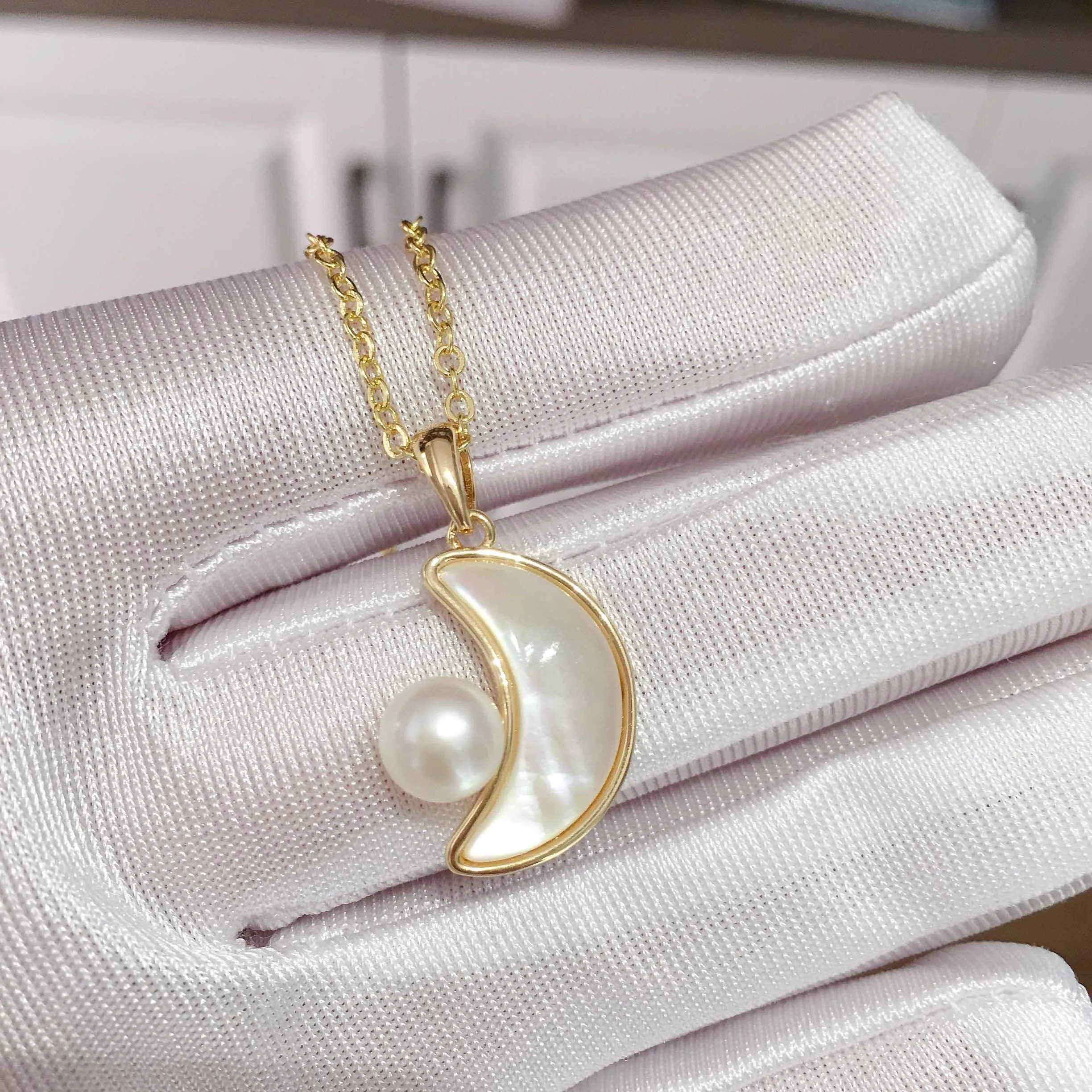 Natural Shell Moon Pearl Pendant Real Natural Pearl Gold Necklace