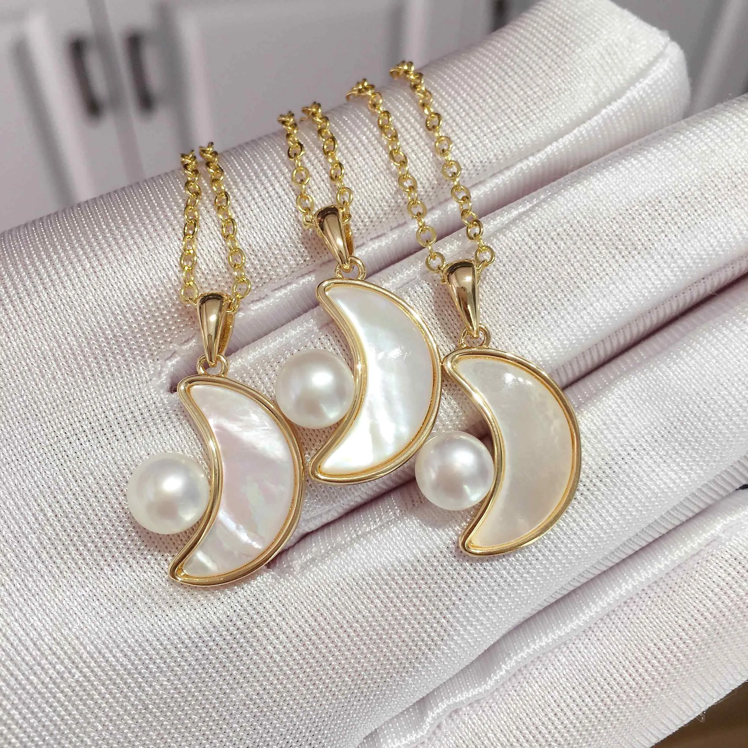 Natural Shell Moon Pearl Pendant Real Natural Pearl Gold Necklace